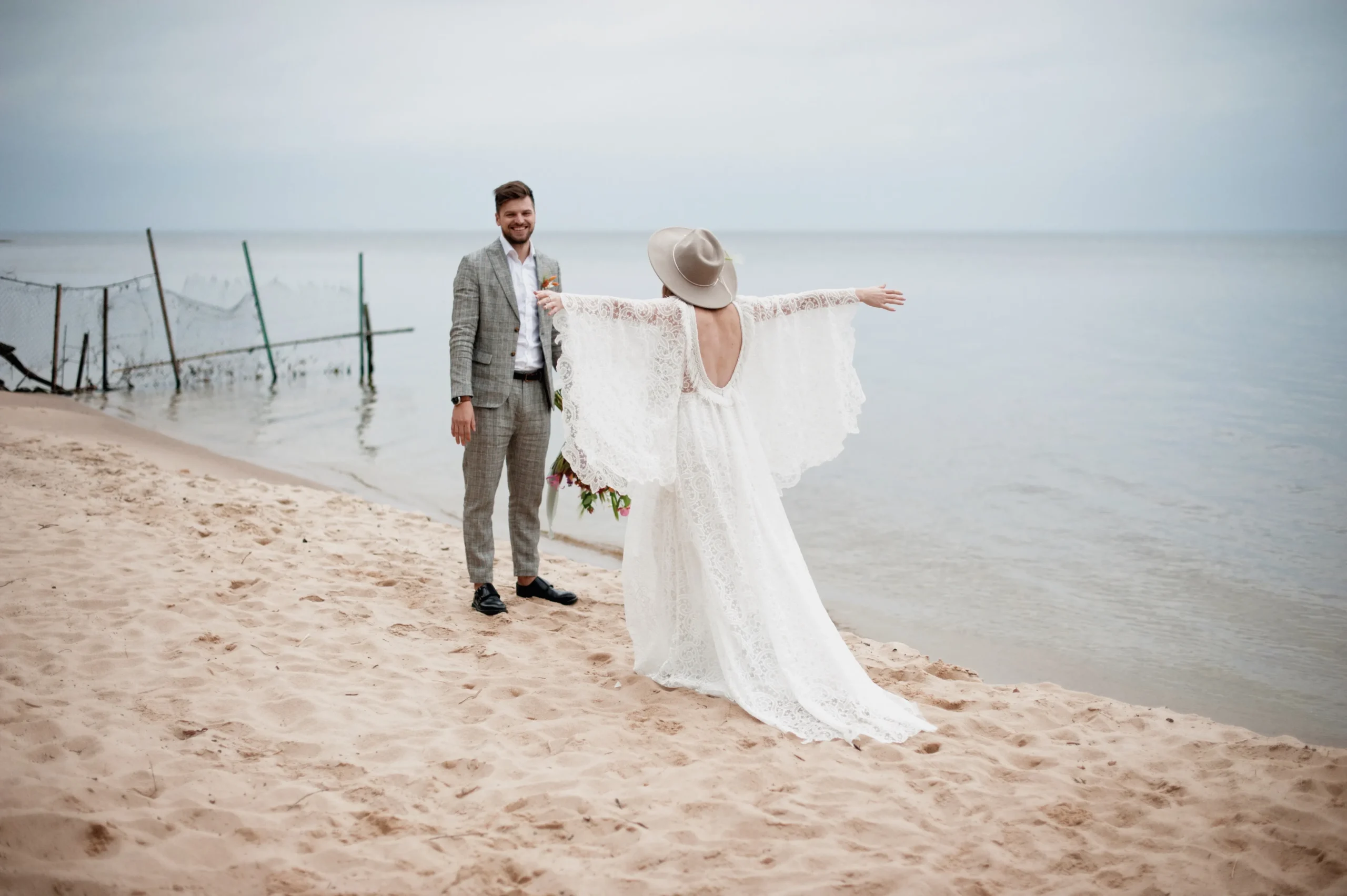 la-novia-y-el-novio-en-la-playa-durante-la-ceremonia-de-la-boda_11zon