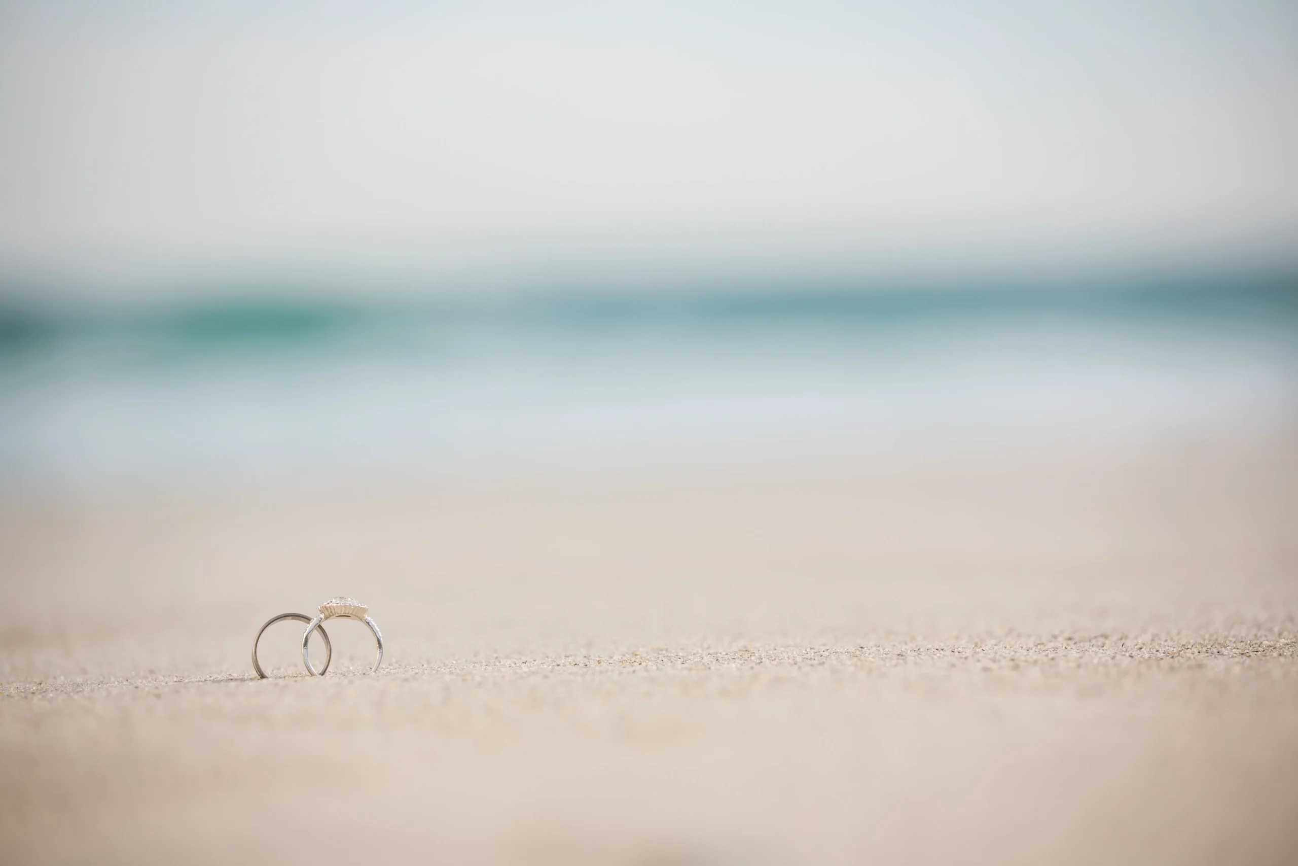par-de-anillo-de-bodas-en-la-arena_11zon