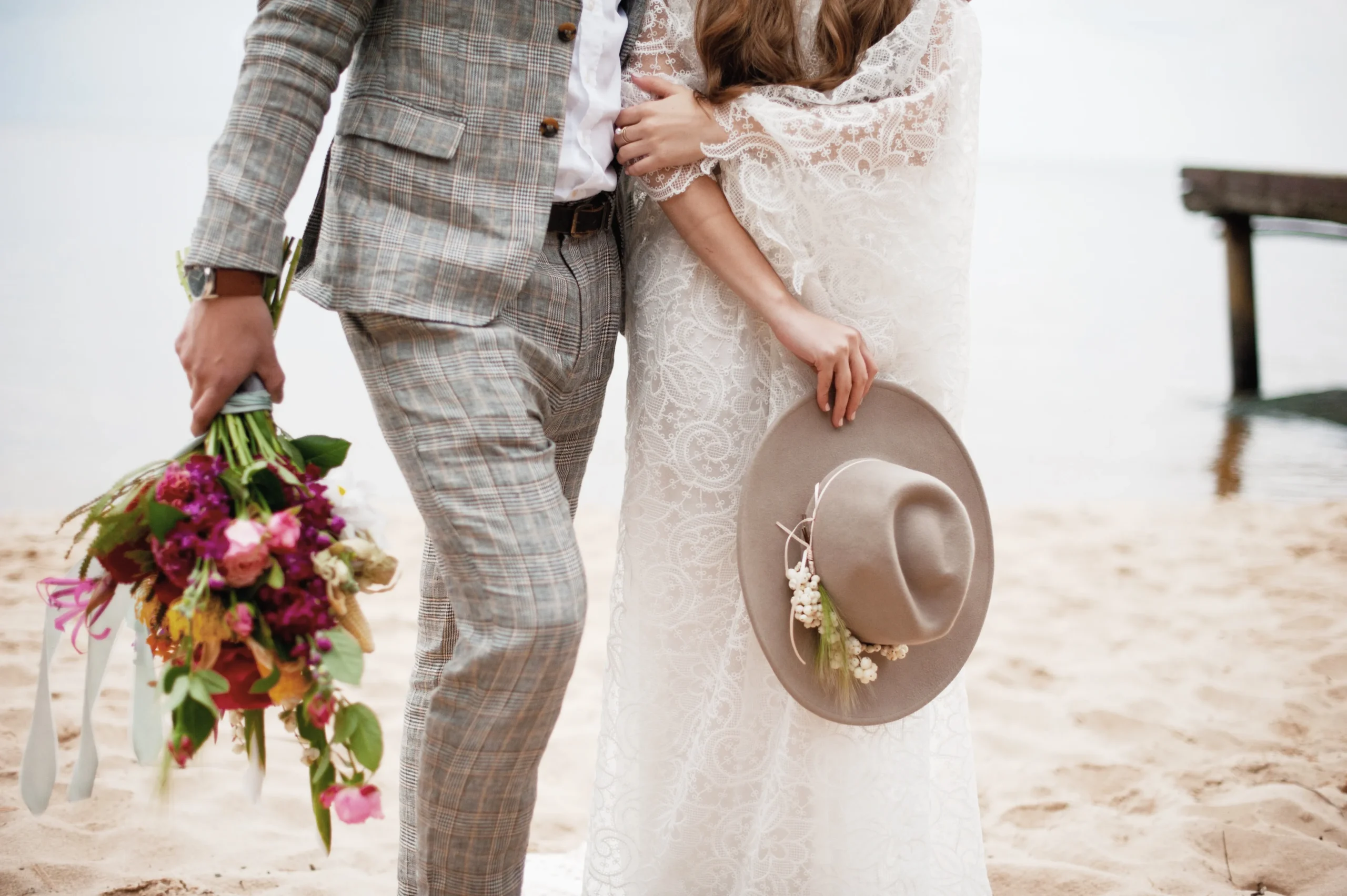 seccion-media-de-la-novia-y-el-novio-de-pie-en-la-playa_11zon