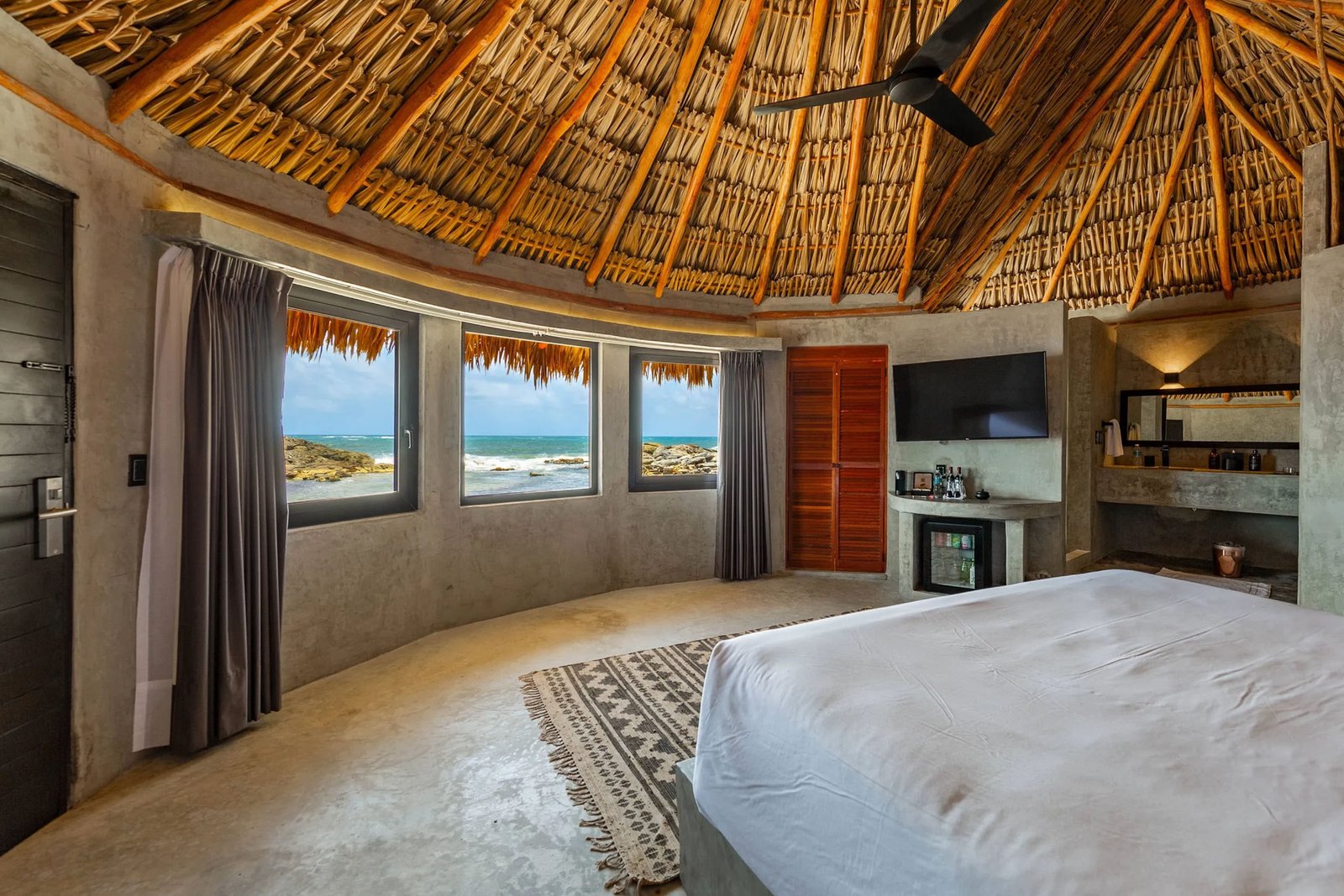 Oceanfront.webp_0001_Oceanfront-king-room-Hab-47_11zon-scaled