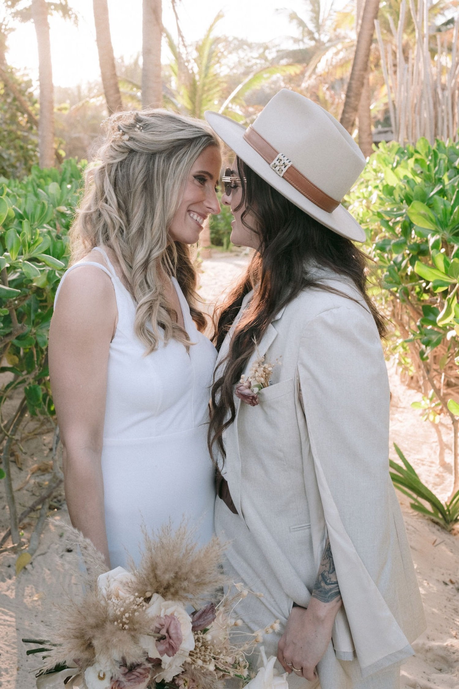 Editorial-style-wedding-portrait-of-the-couple-at-Akna-Tulum,-timeless-photography-with-a-modern-touch.jpg (7)